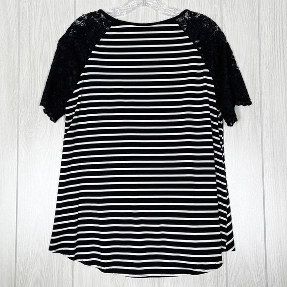 Umgee | Black And White Tie Front Lace Short Sleeve Tee Size Medium - Picture 2 of 6